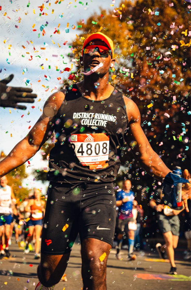 Loper die aan de finish viert